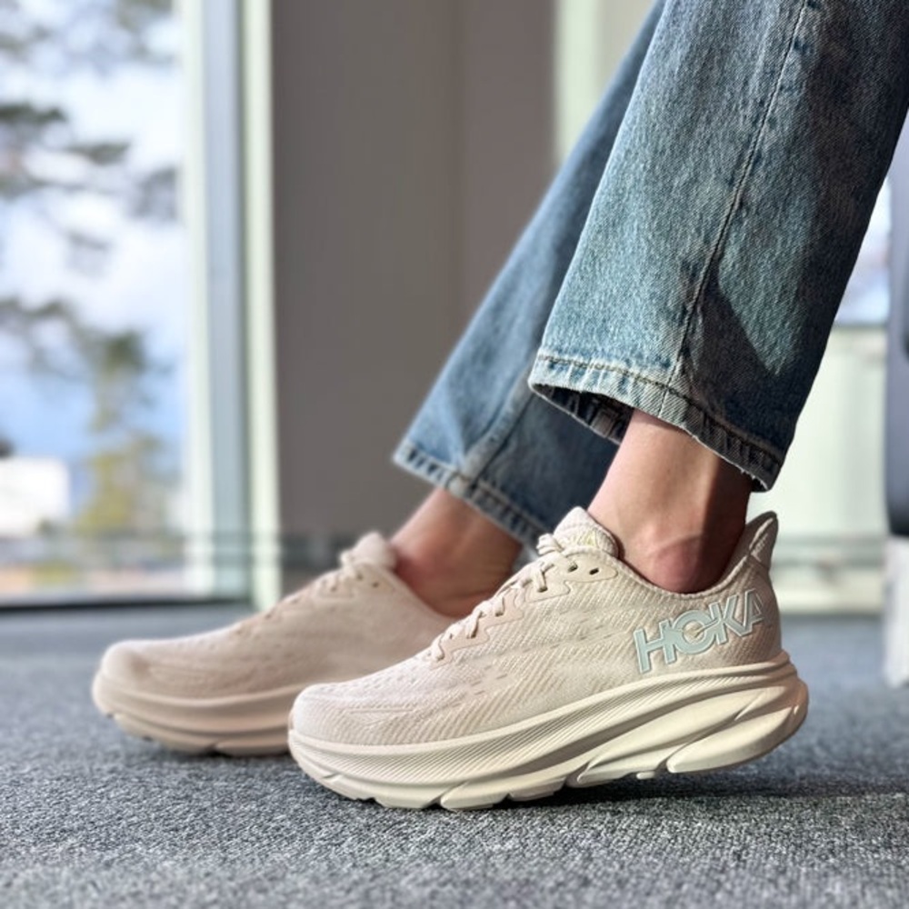 Hoka | Clifton 9 in shifting sand eggnog color
